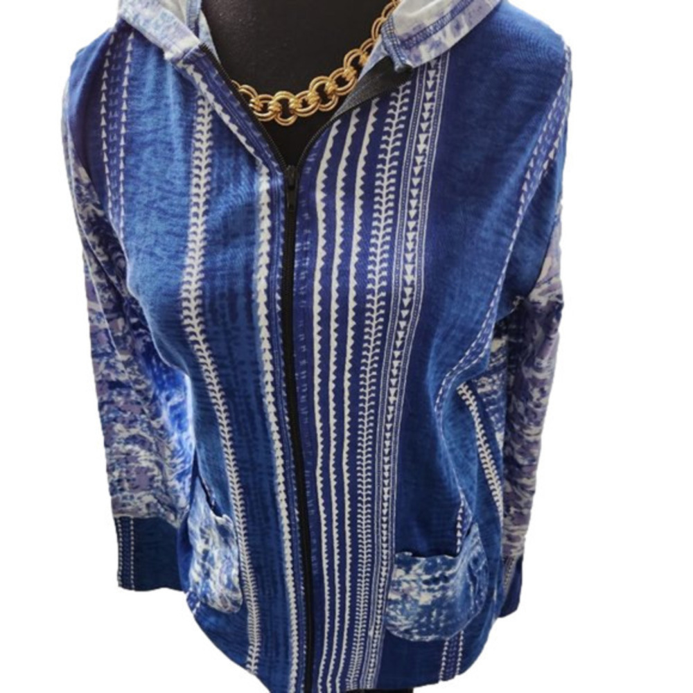 P250. Arvanti Blue and White patterned lightweight Hoodie |M